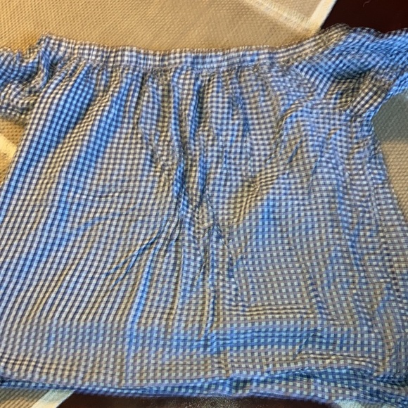 Ladies off shoulder shirt - Picture 2 of 3